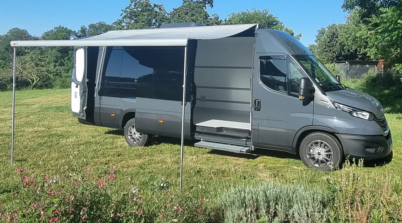 Véhicule Iveco homologué pour le transport de chiens d'exposition